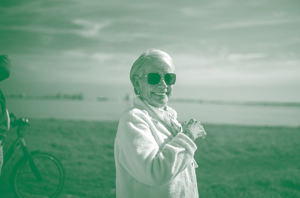 Vrolijke vrouw geniet van de buitenlucht